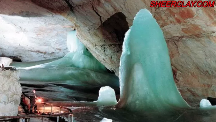 भारत के अलावा इस देश में है अमरनाथ जैसी गुफा