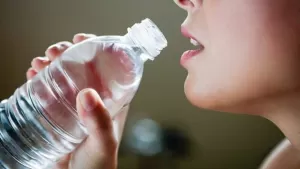 क्या आप भी करते हैं पानी पीते समय ये 5 गलतियाँ, समय रहते हो जाइये सावधान